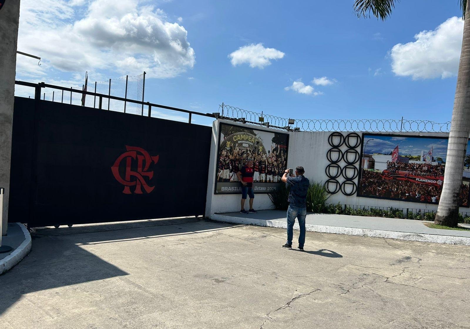 CT do Flamengo tem manhã tranquila após demissão de Filipe Luís; filho do ex-técnico chega para treinar