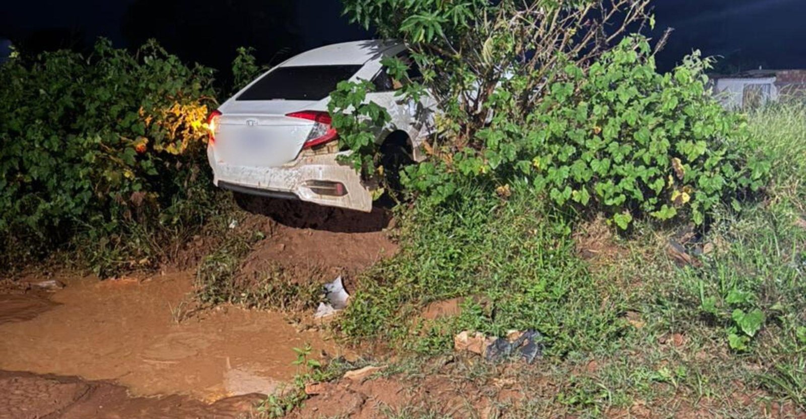 Fuga termina com carro em barranco e casal preso no Jardim Célia | G1