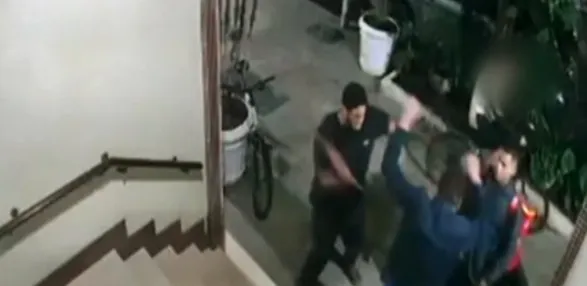 Entregador diz que deu quatro chutes em ciclista, pensou em ajudar, mas teve medo de segurança: ''parecia endemoniado'