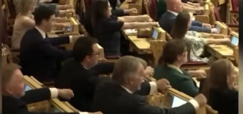 Parlamento norueguês imita “remada viking” da torcida; assista