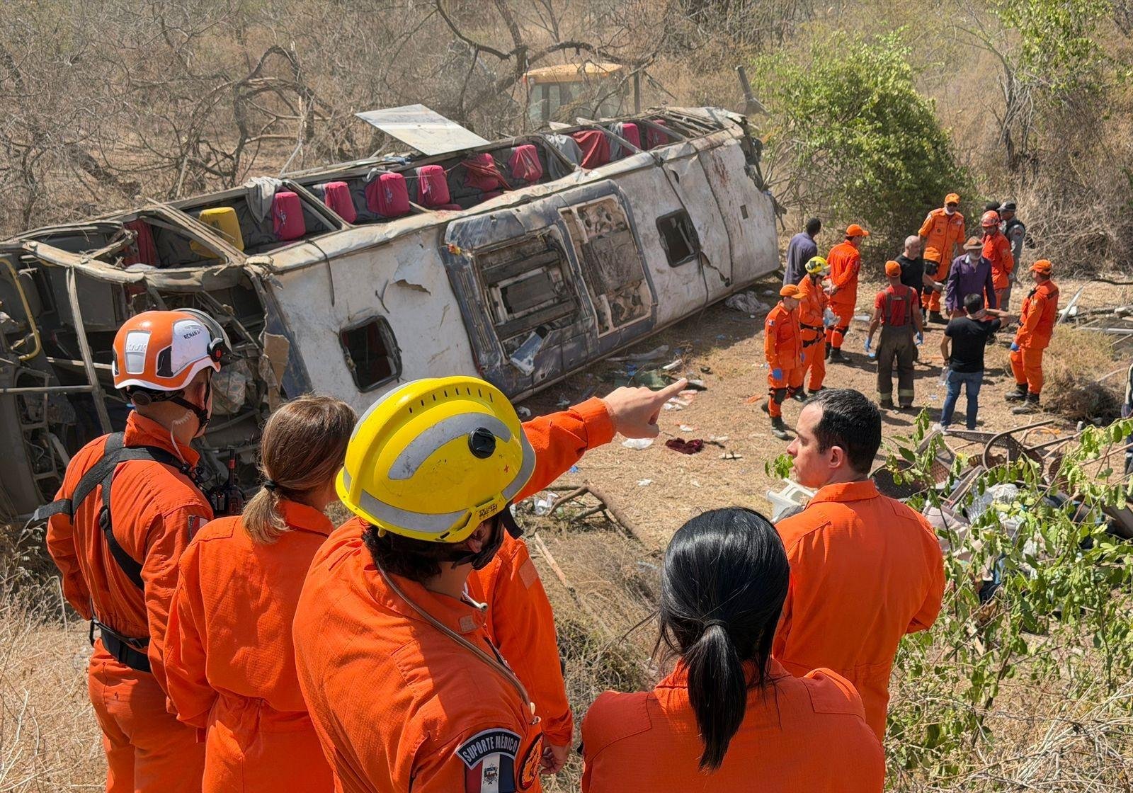 Ônibus que capotou e deixou 16 mortos em AL foi locado por prefeitura | G1