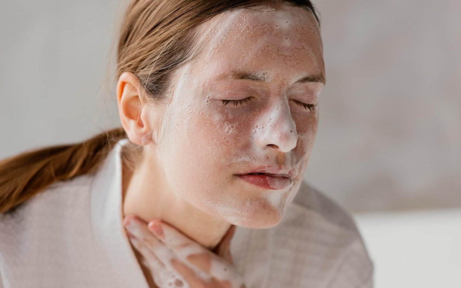 Pode lavar o rosto com sabonete comum?