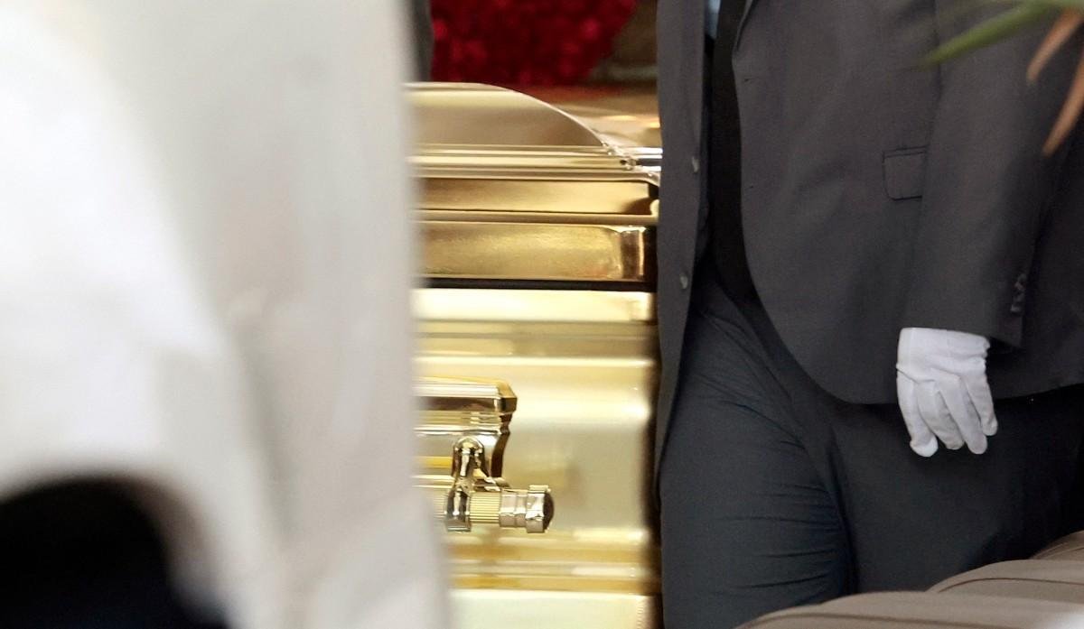 'El Mencho': narcotraficante é sepultado em caixão dourado e sob escolta militar no México