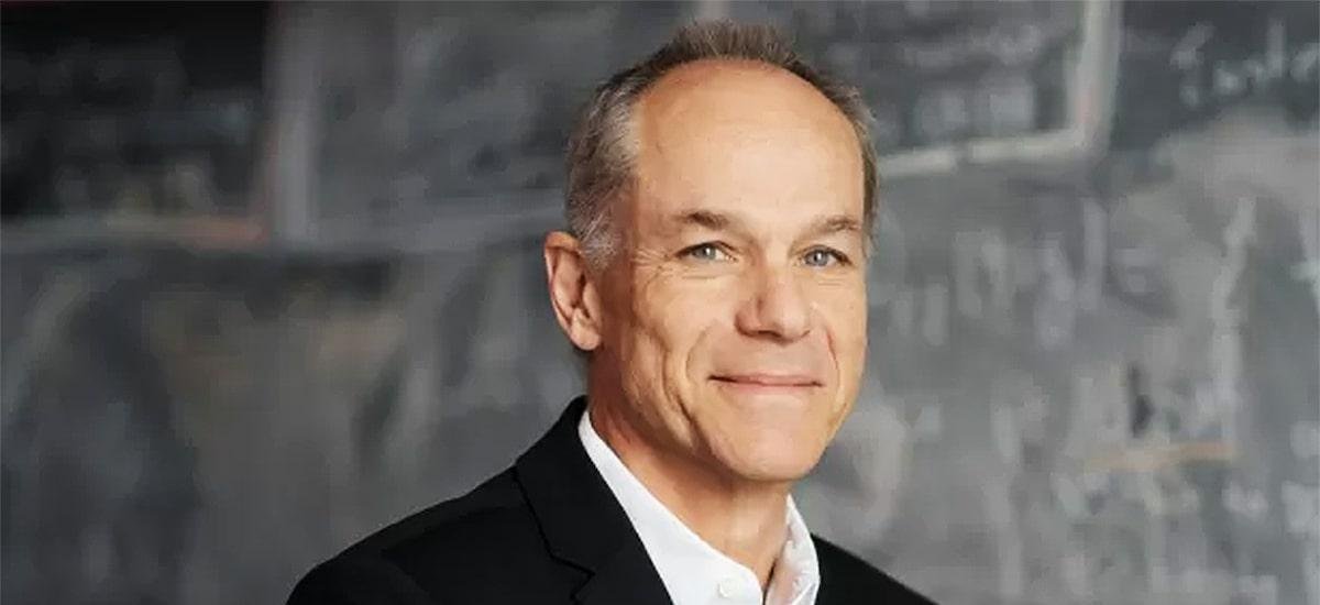 Entrevista | Vamos emburrecer se confiarmos cegamente nas histórias criadas pela IA, diz Marcelo Gleiser