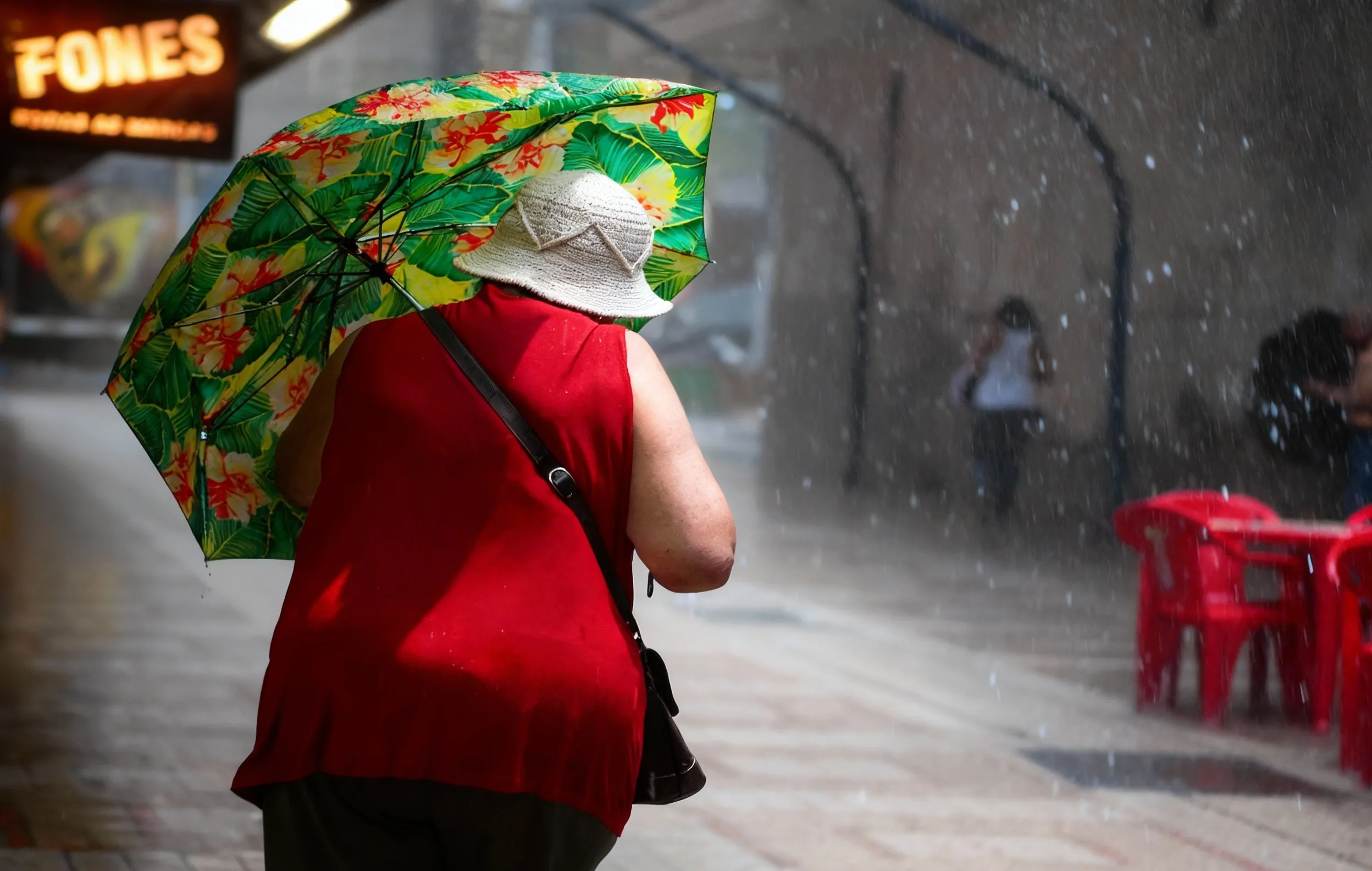 Frente fria traz temporal, queda de temperatura e ventos de até 75 km/h no litoral de SP; veja a previsão