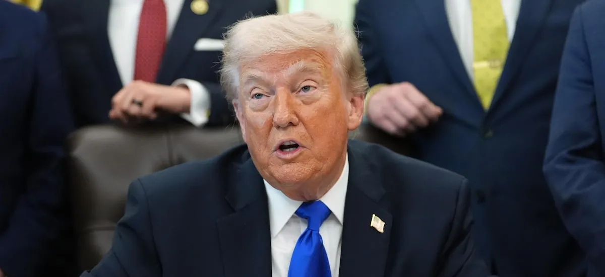 Trump diz que EUA vão ajudar a retirar navios presos no Estreito de Ormuz a partir de segunda, 4