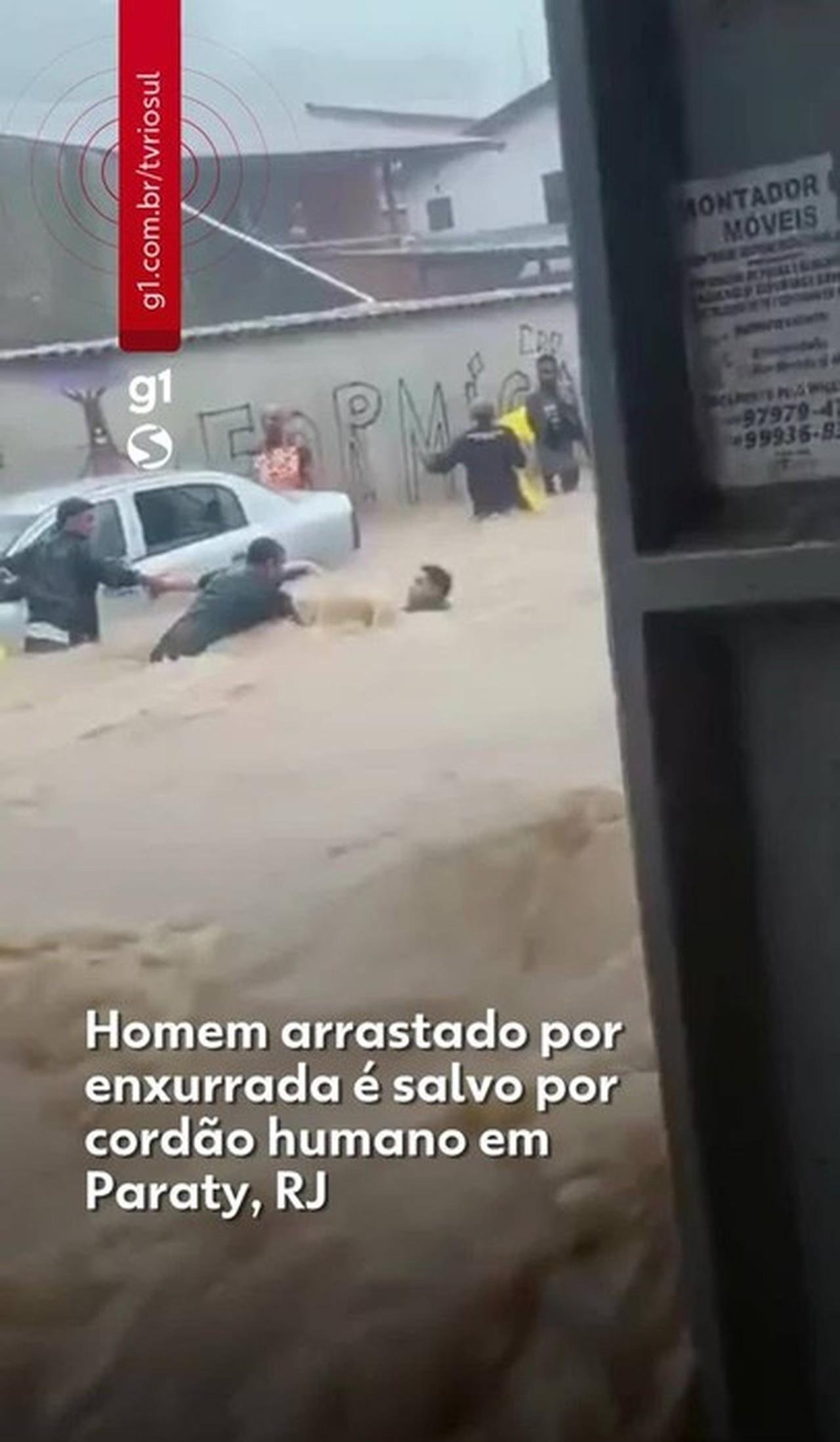 Homem arrastado por enxurrada é salvo por cordão humano em Paraty, RJ | G1