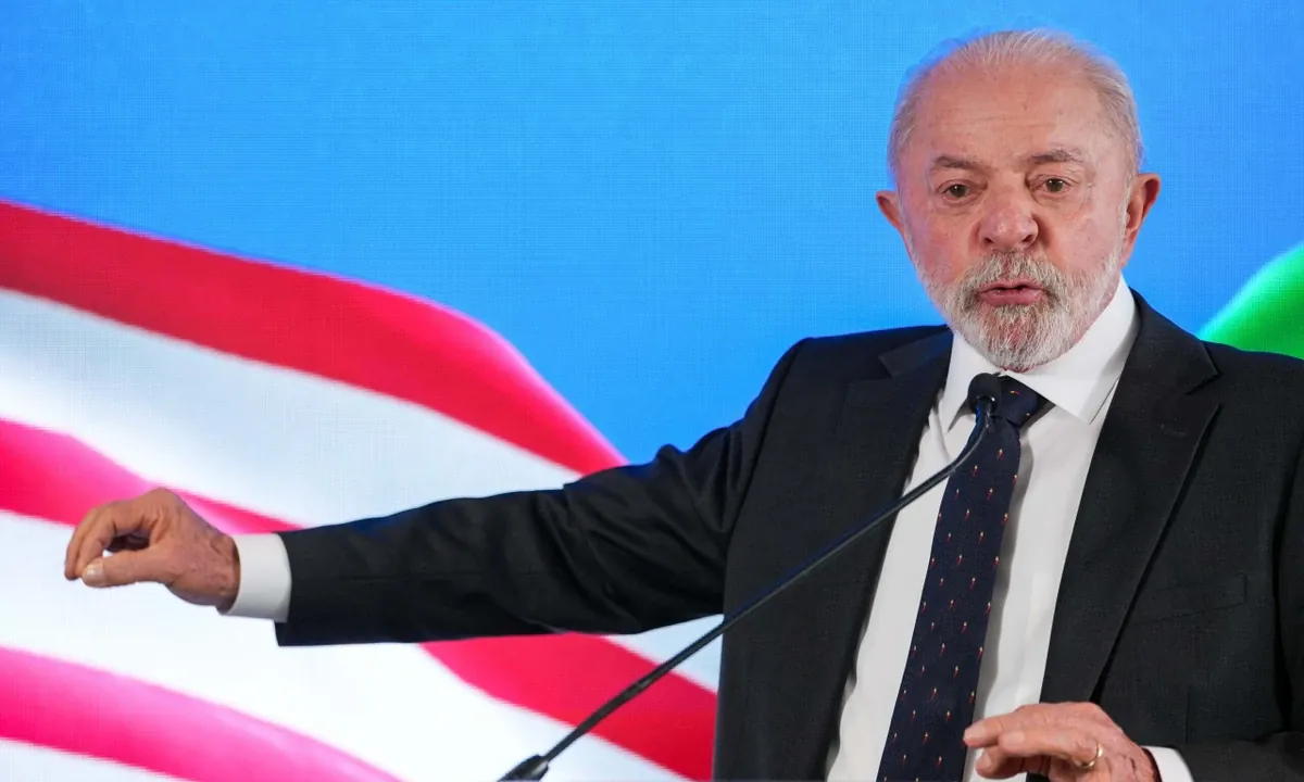 Lula entrega a Trump cópia do acordo nuclear firmado com o Irã em 2010