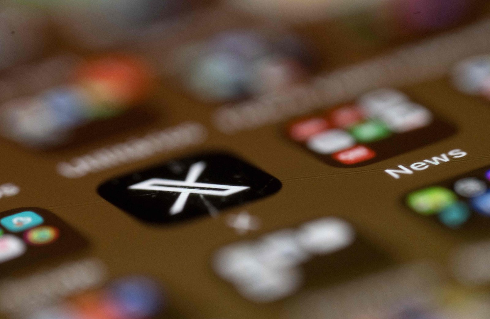 Reino Unido abre investigação contra X, rede de Musk, por imagens sexuais falsas