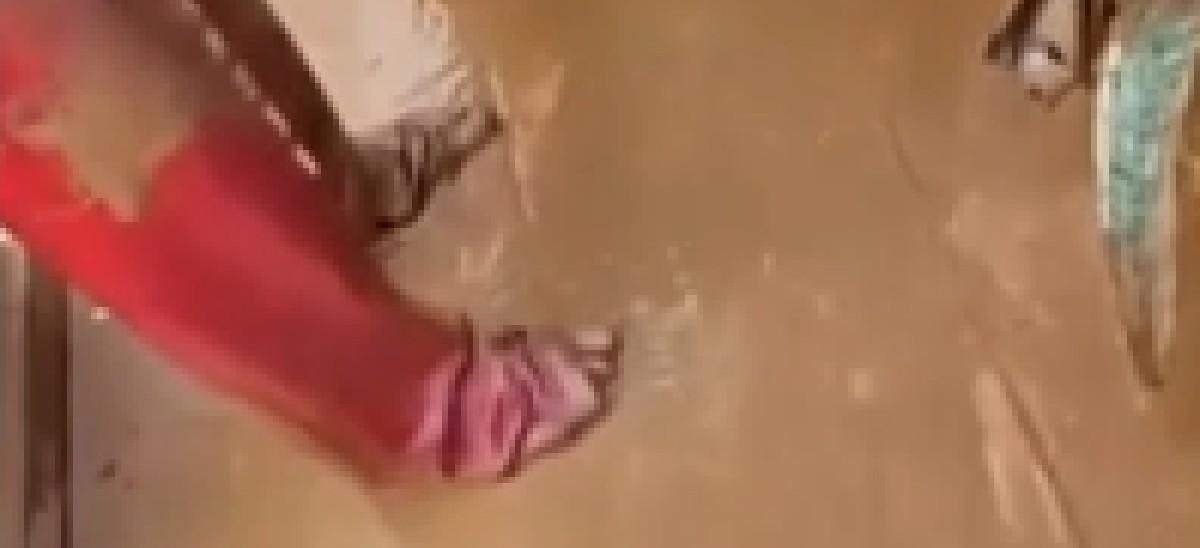 VÍDEO mostra detentos trabalhando descalços durante limpeza em Ubá | G1