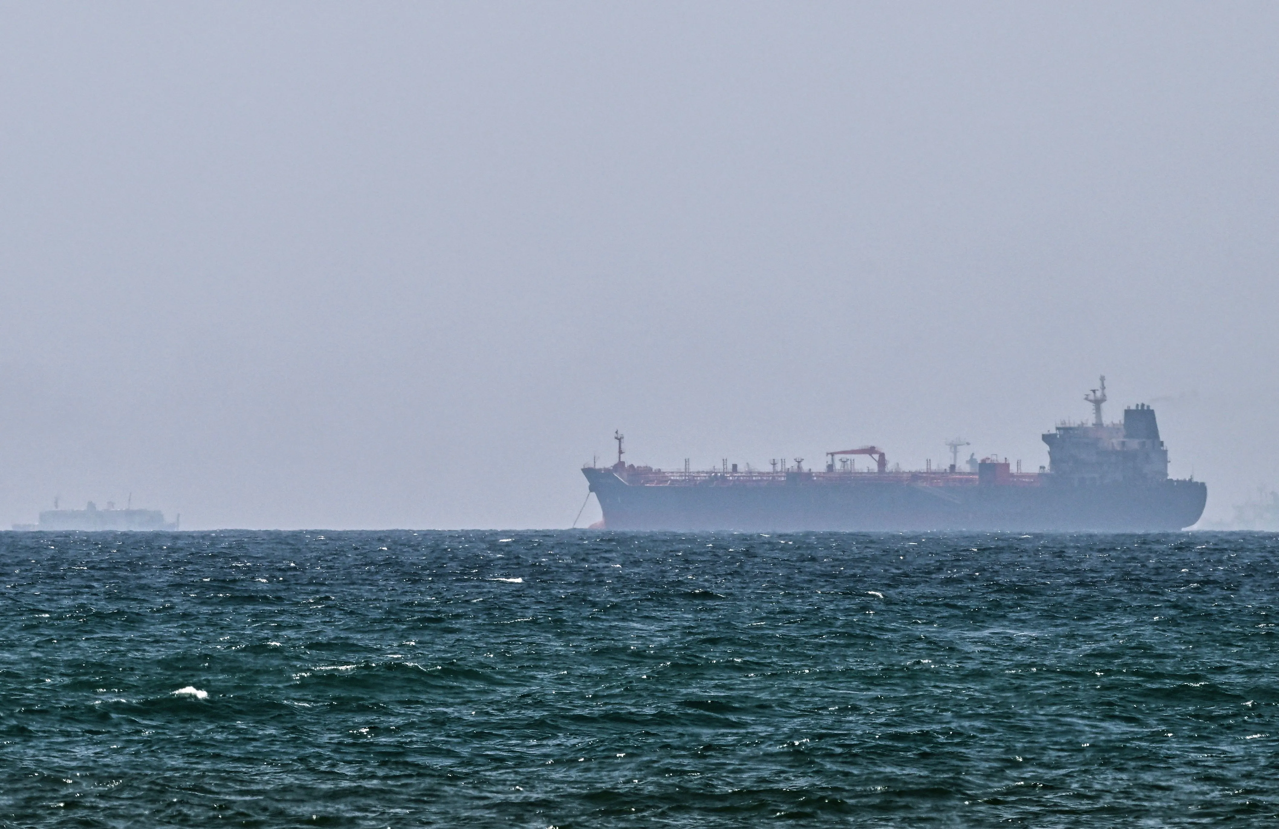 EUA atacam locais de lançamento de mísseis e embarcações iranianas em Ormuz enquanto negociações com Teerã continuam