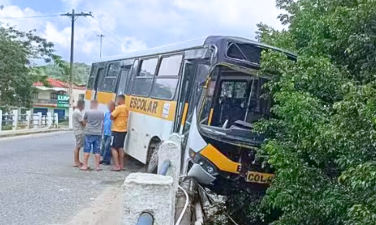 Ônibus escolar cai do guincho e atropela ciclista no interior de SP | G1