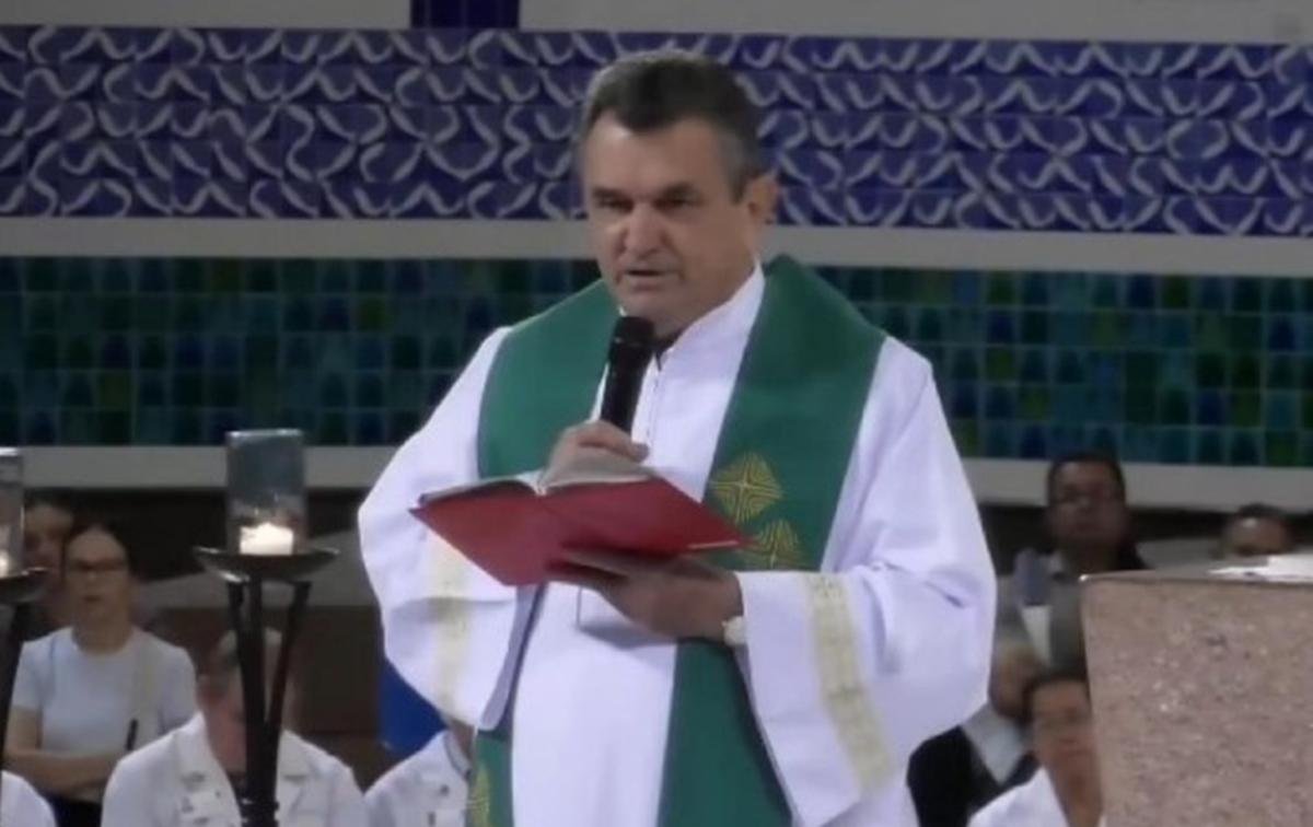 Em missa, padre detona marcha de Nikolas Ferreira: “Quer o poder”