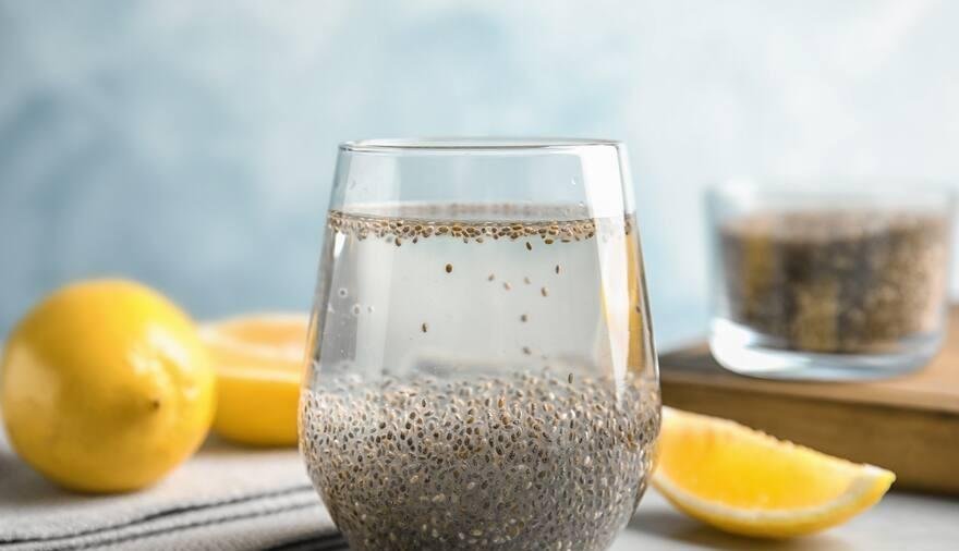'Água de girino': tendência no TikTok leva usuários a beber água com semente de chia para emagrecer; mas realmente funciona?