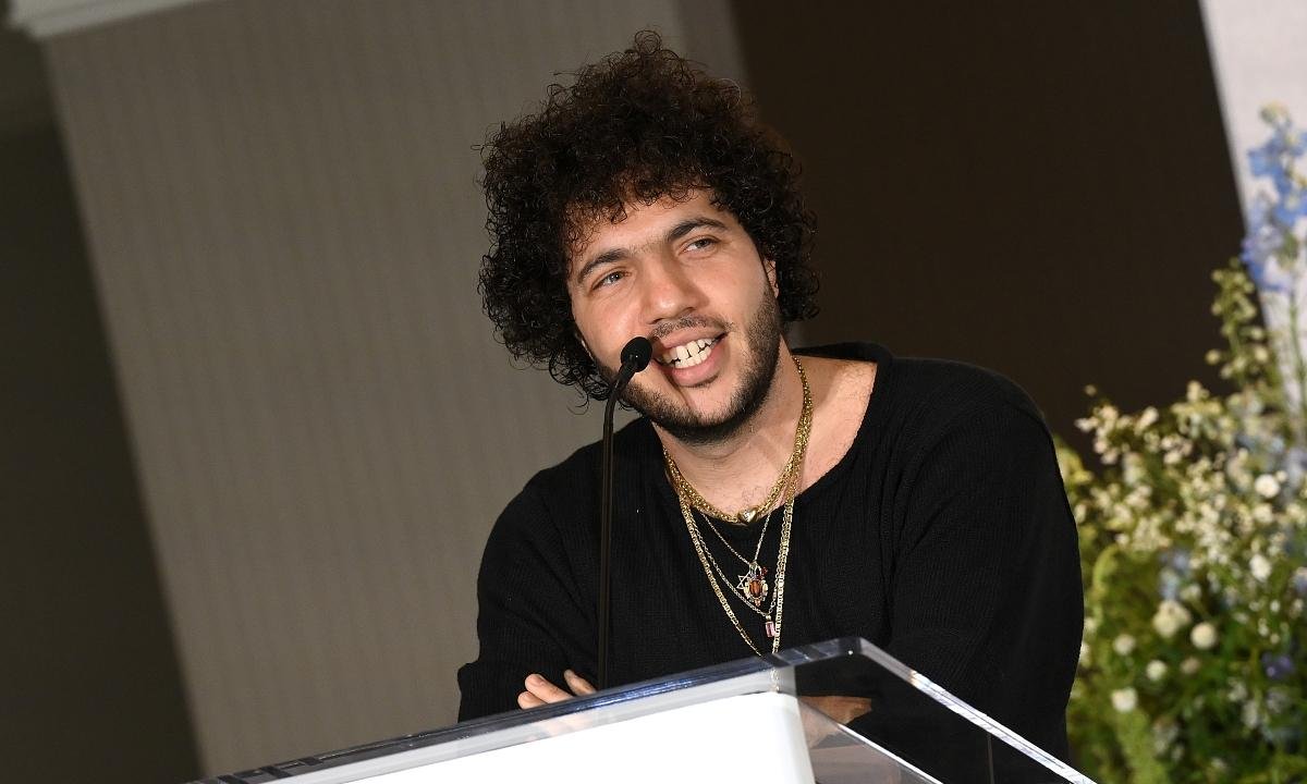 Benny Blanco é detonado após falar de Hitler e soltar pum em podcast