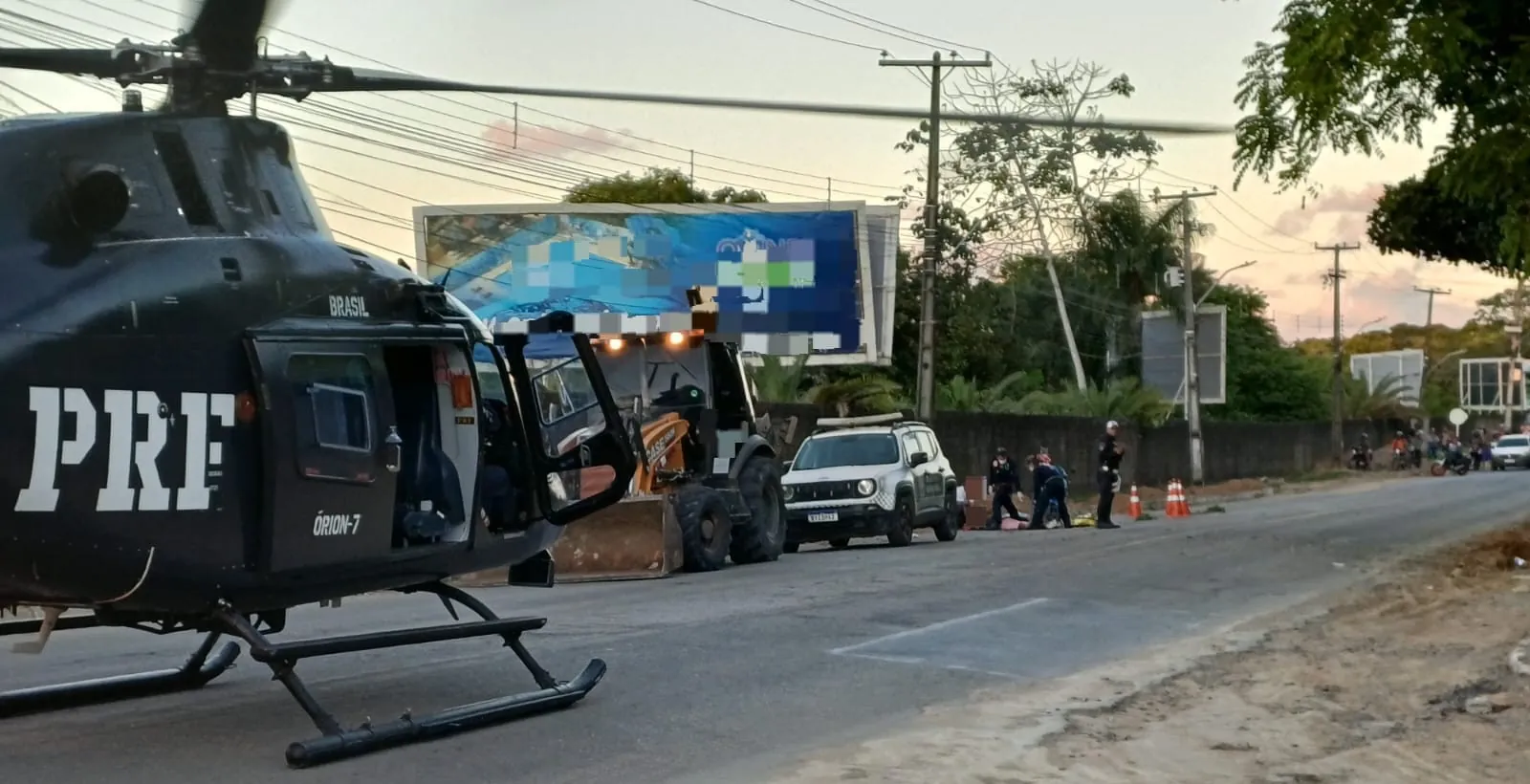 Homem é atropelado por retroescavadeira e resgatado de helicóptero | G1