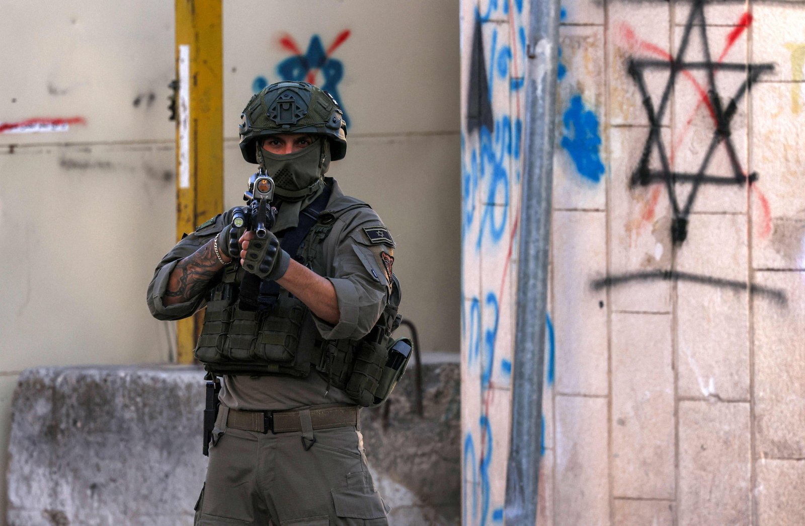 Exército de Israel avança por terra contra o sul do Líbano em nova escalada contra o Hezbollah; veja vídeo