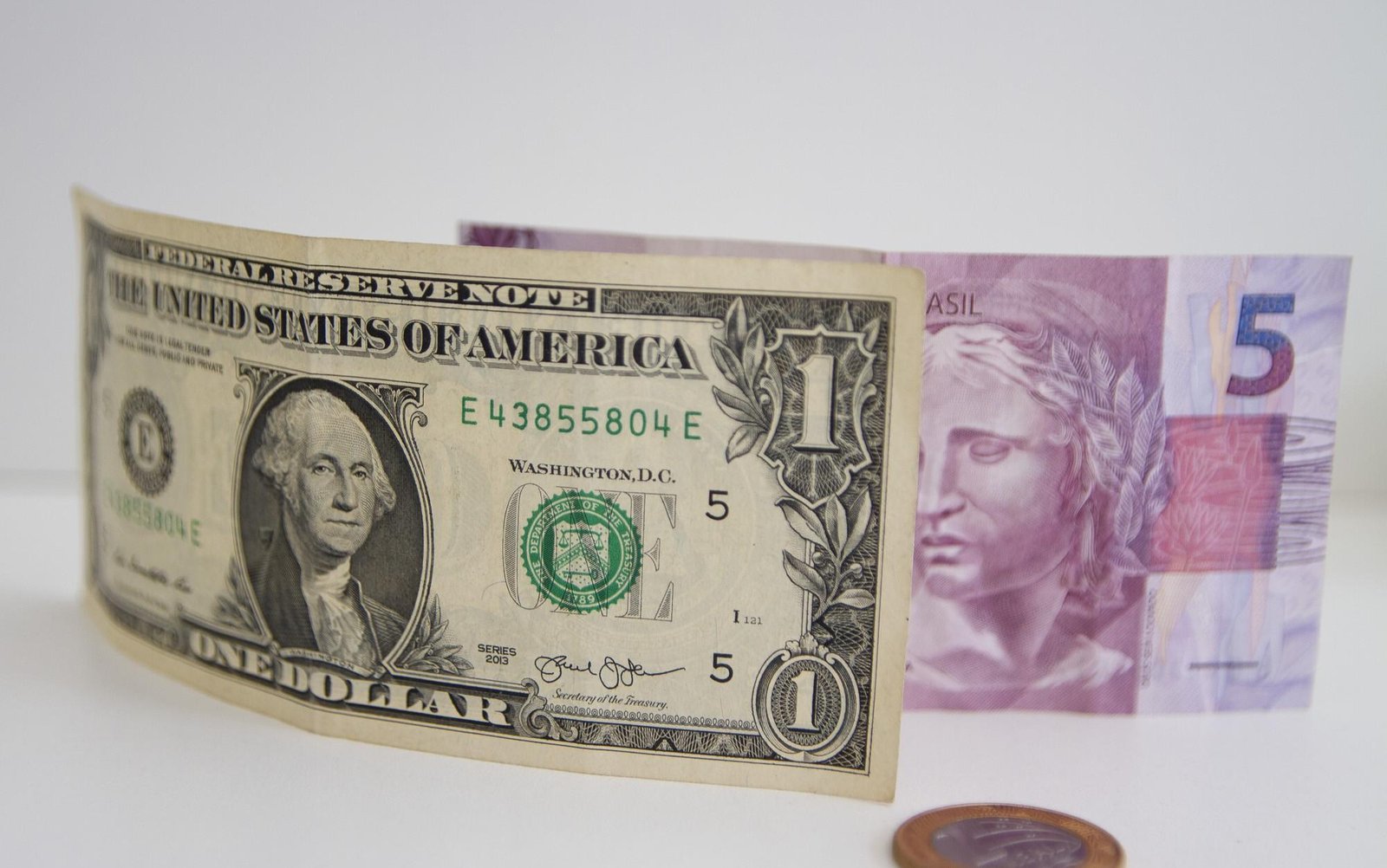 Dólar sobe a R$ 5,25, após queda expressiva em janeiro; Ibovespa avança | G1