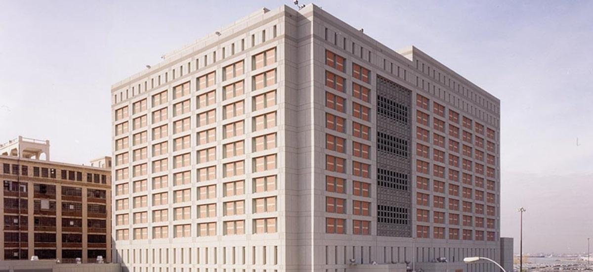 Conheça a prisão ‘infernal’ em Nova York onde estão detidos Maduro e outros famosos