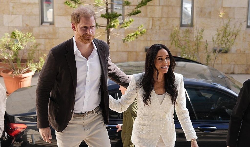 Meghan Markle e Príncipe Harry visitam centro de tratamento de câncer na Jordânia