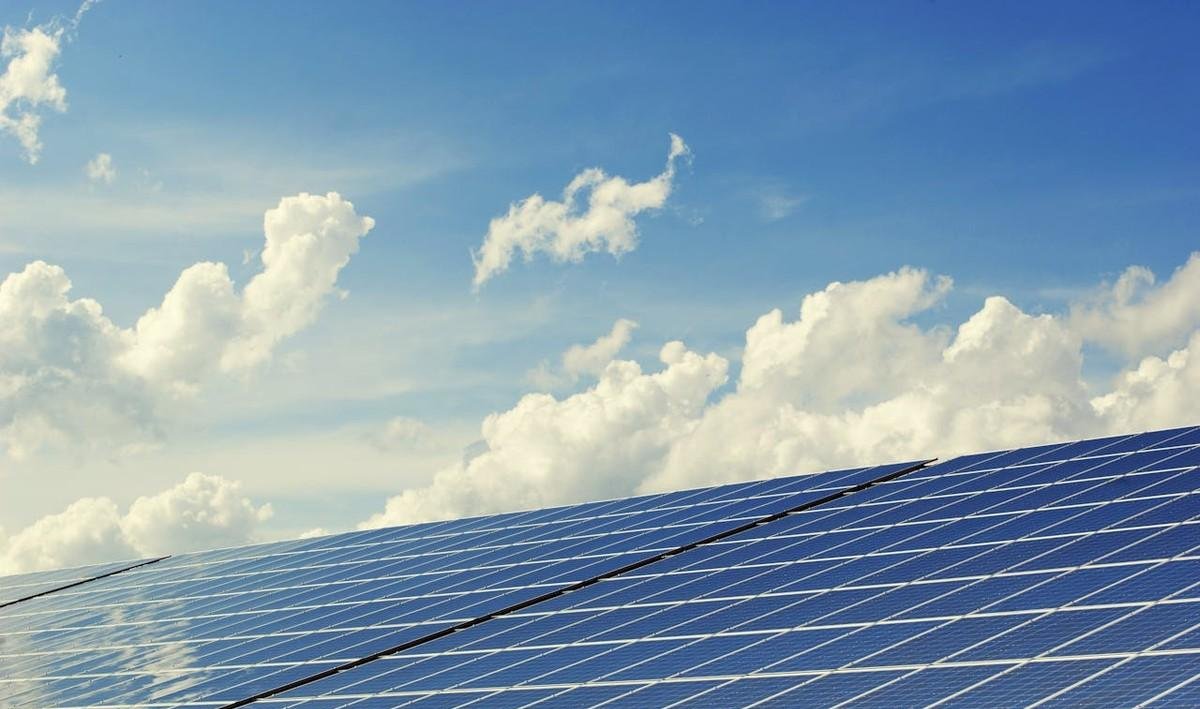 Investimentos em energia solar superam R$ 32,9 bi em 2025