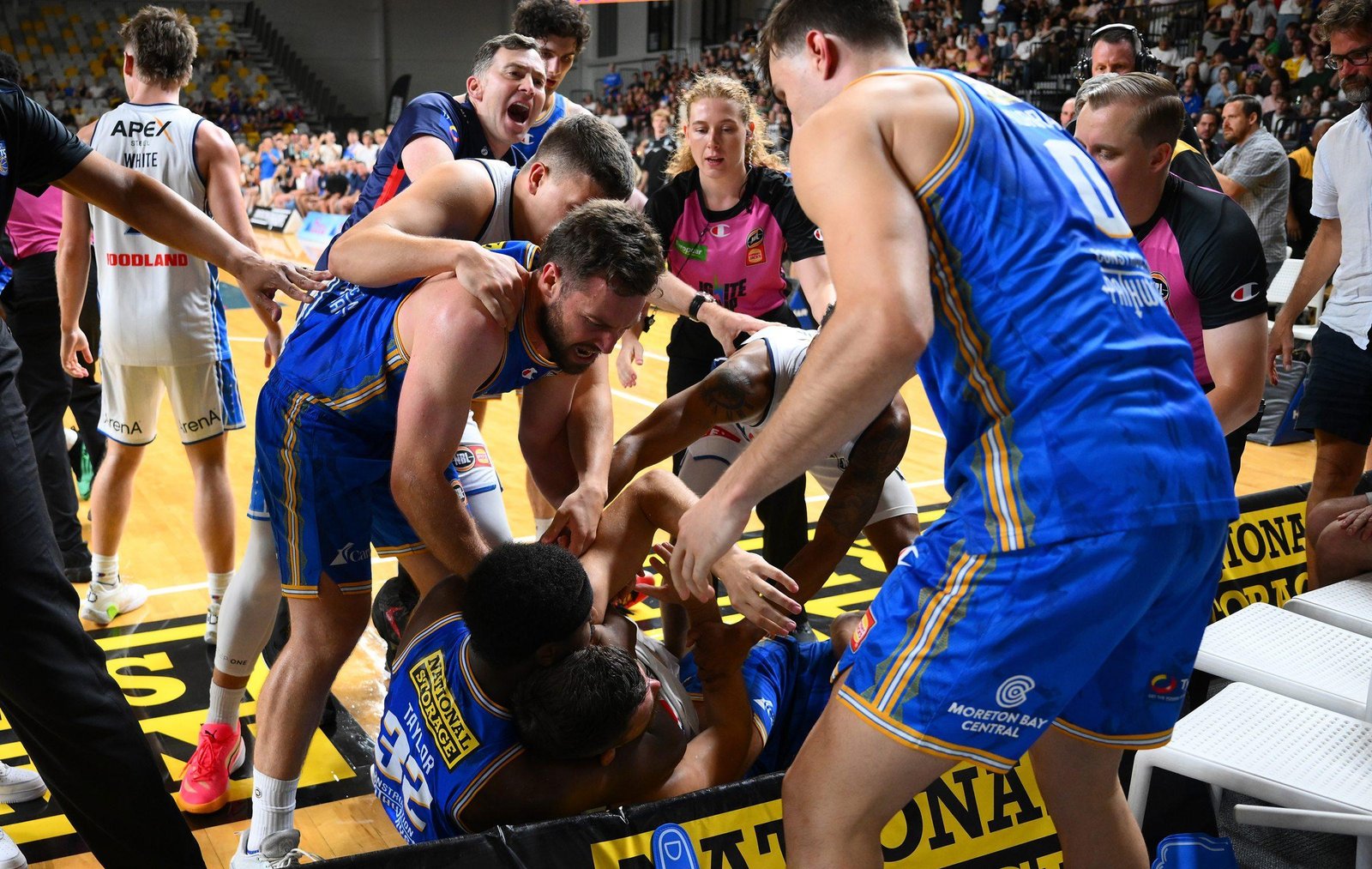 NBL: jogo entre 36ers e Bullets termina em mata-leão, agarrões e socos