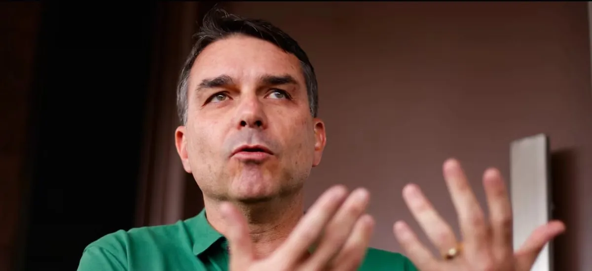 Flávio Bolsonaro alega sigilo de contrato para não dar detalhes sobre dinheiro de Vorcaro a filme