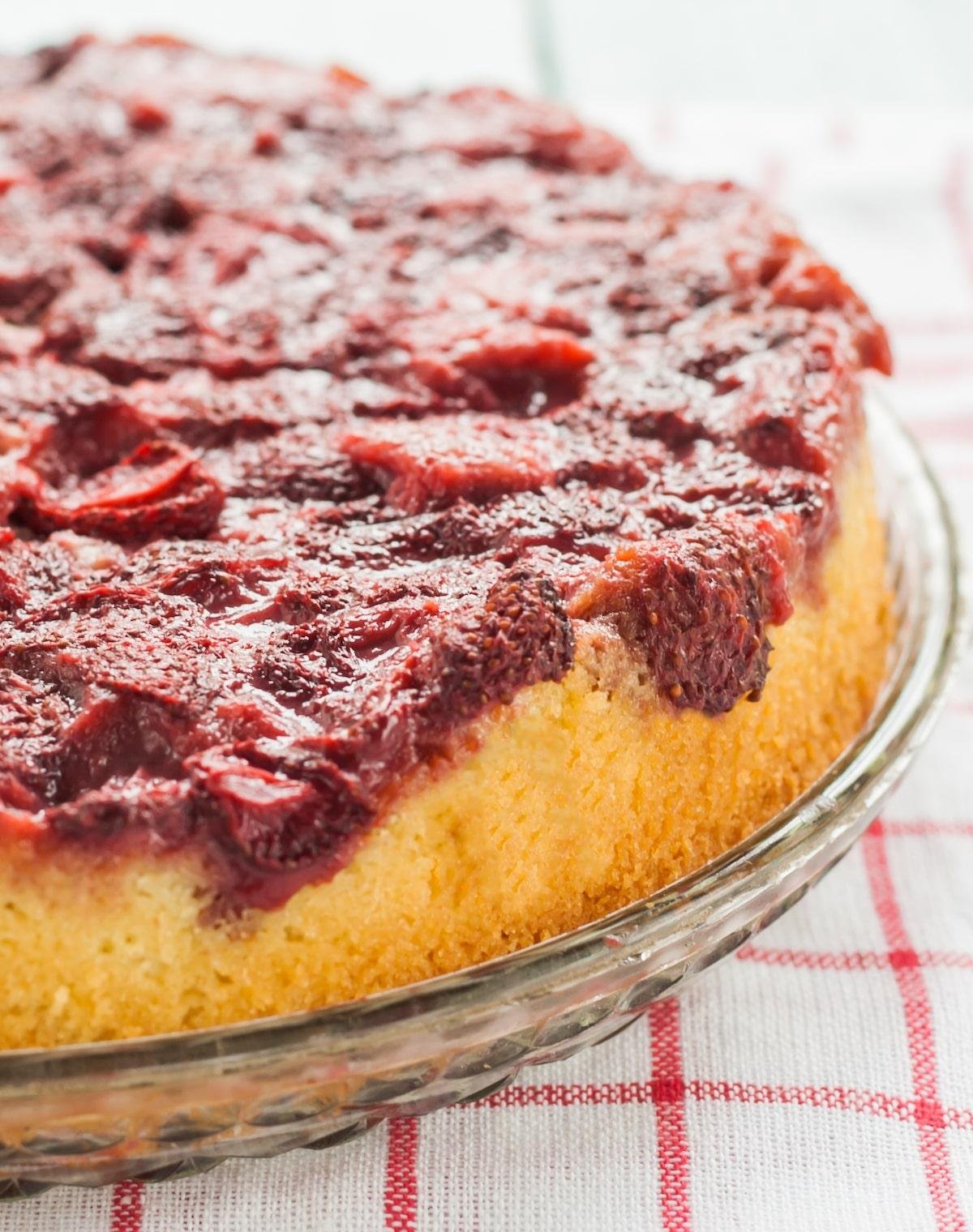 Como fazer um bolo de morango caramelizado invertido?