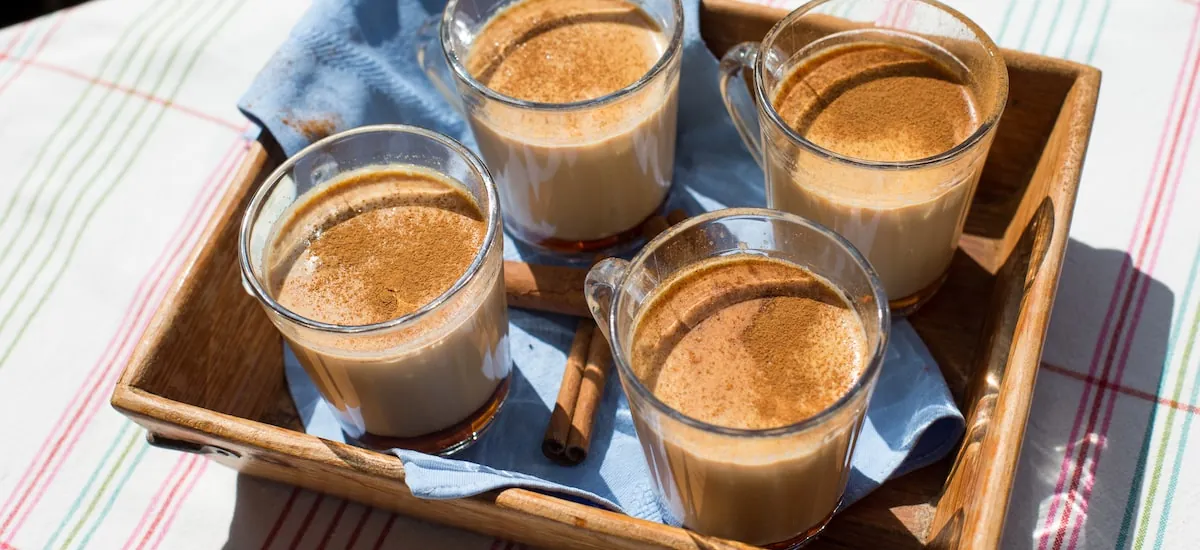 Leite caramelado quente