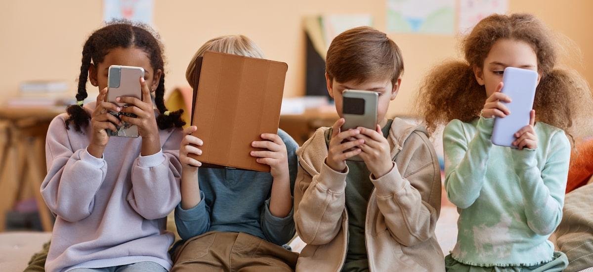 Idade ao ganhar 1º smartphone interfere na saúde das crianças, indica estudo