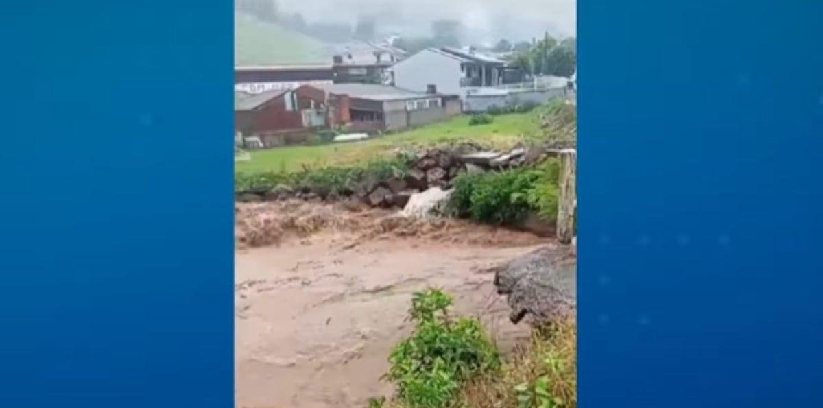 Temporais no RS causam transtornos e geram alerta vermelho no estado
