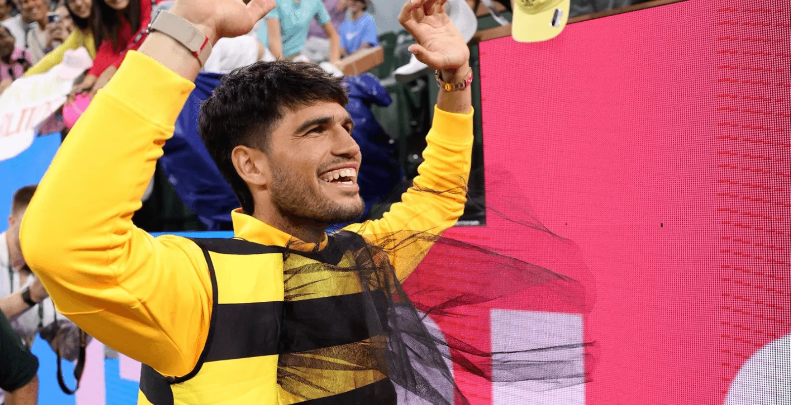 Alcaraz 'se veste' de abelha após avançar à semifinal de Indian Wells