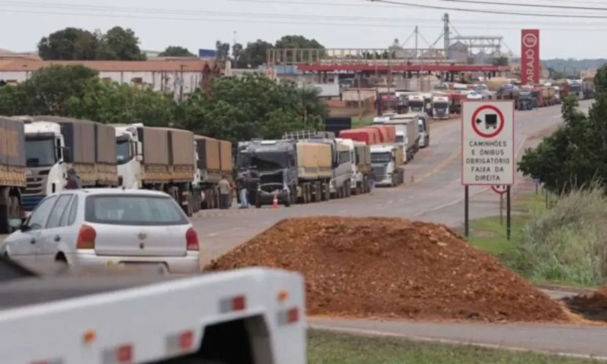 Lula assina MP com multas para empresas que descumprirem piso do frete