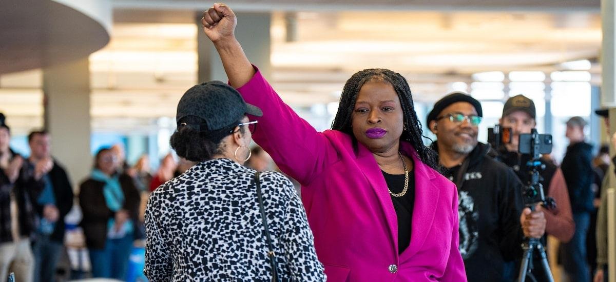 Três pessoas são presas por protesto dentro de igreja onde agente do ICE é pastor; veja vídeo