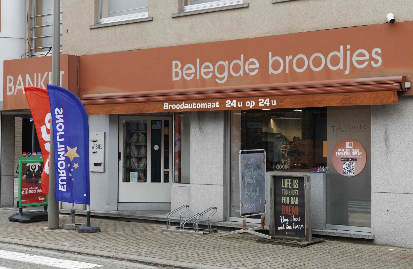 Grupo de amigos do interior da Bélgica ganha na loteria e dividirá mais de R$ 750 milhões