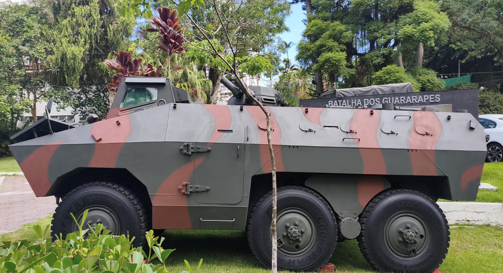 PMSC recebe blindado que pode andar na água e suporta tiros de fuzil | G1