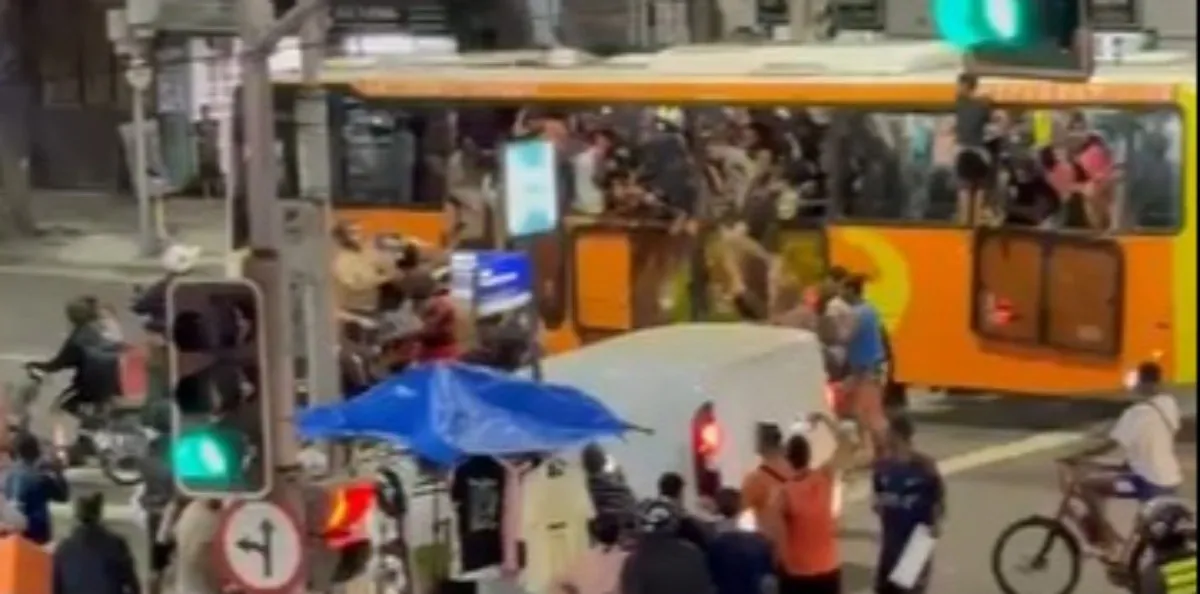 Copacabana tem tumulto na saída da praia pelo segundo dia seguido; policiais usam spray de pimenta em ônibus