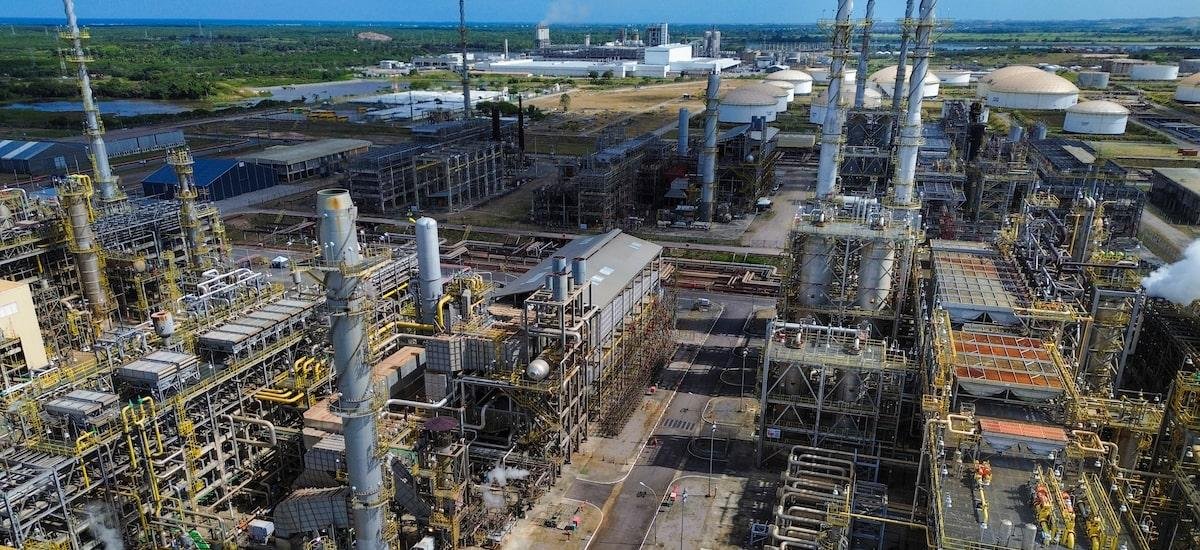 Estudo da FGV mostra como o investimento em refinaria mexe com a economia de município de Pernambuco