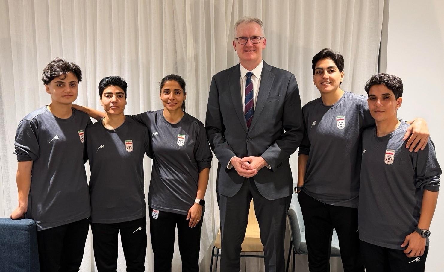 Parte da seleção feminina de futebol iraniana deixa a Austrália | G1