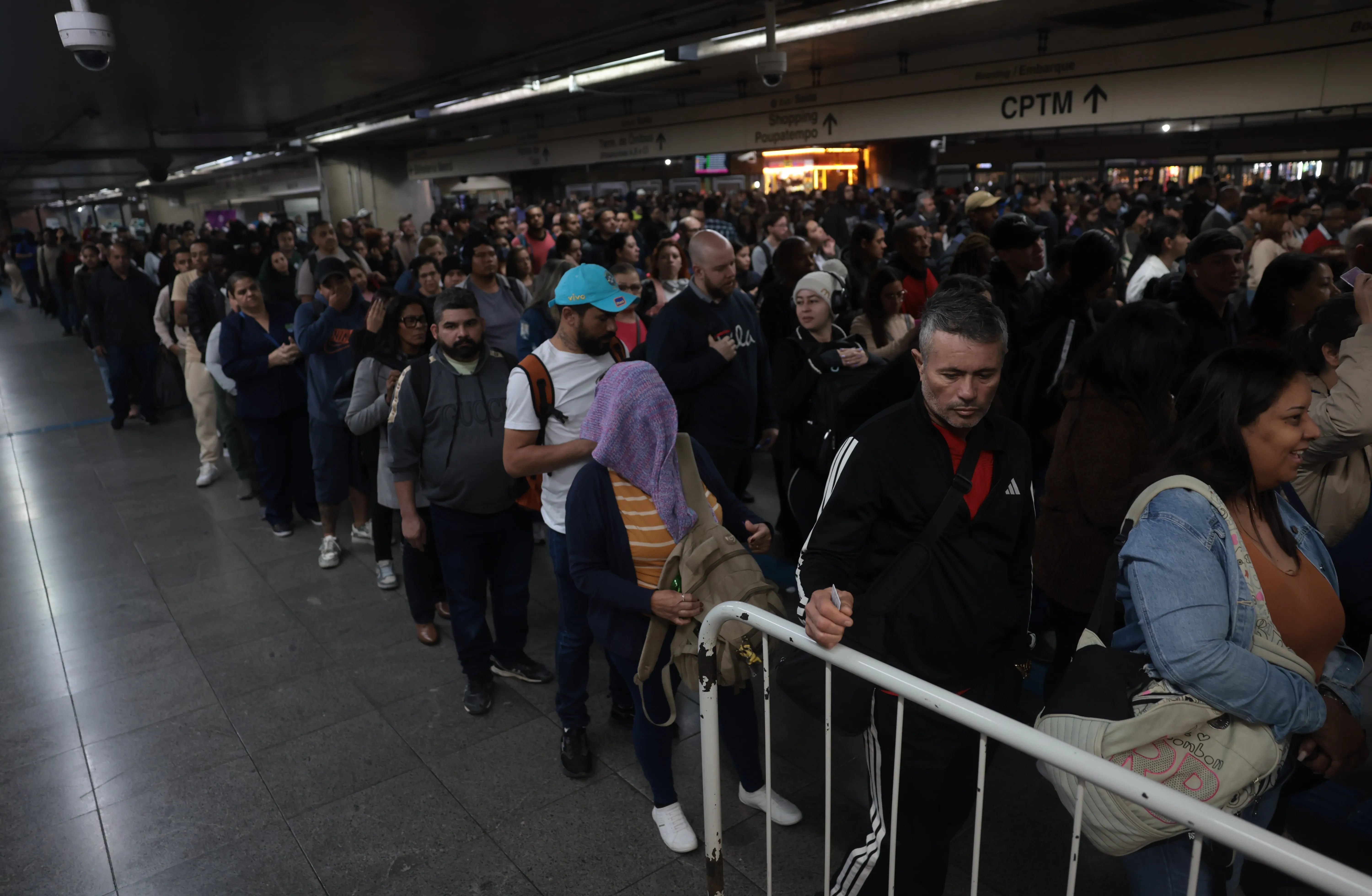 Greve dos ferroviários em SP paralisa parcialmente linhas 11, 12 e 13 da CPTM nesta terça-feira