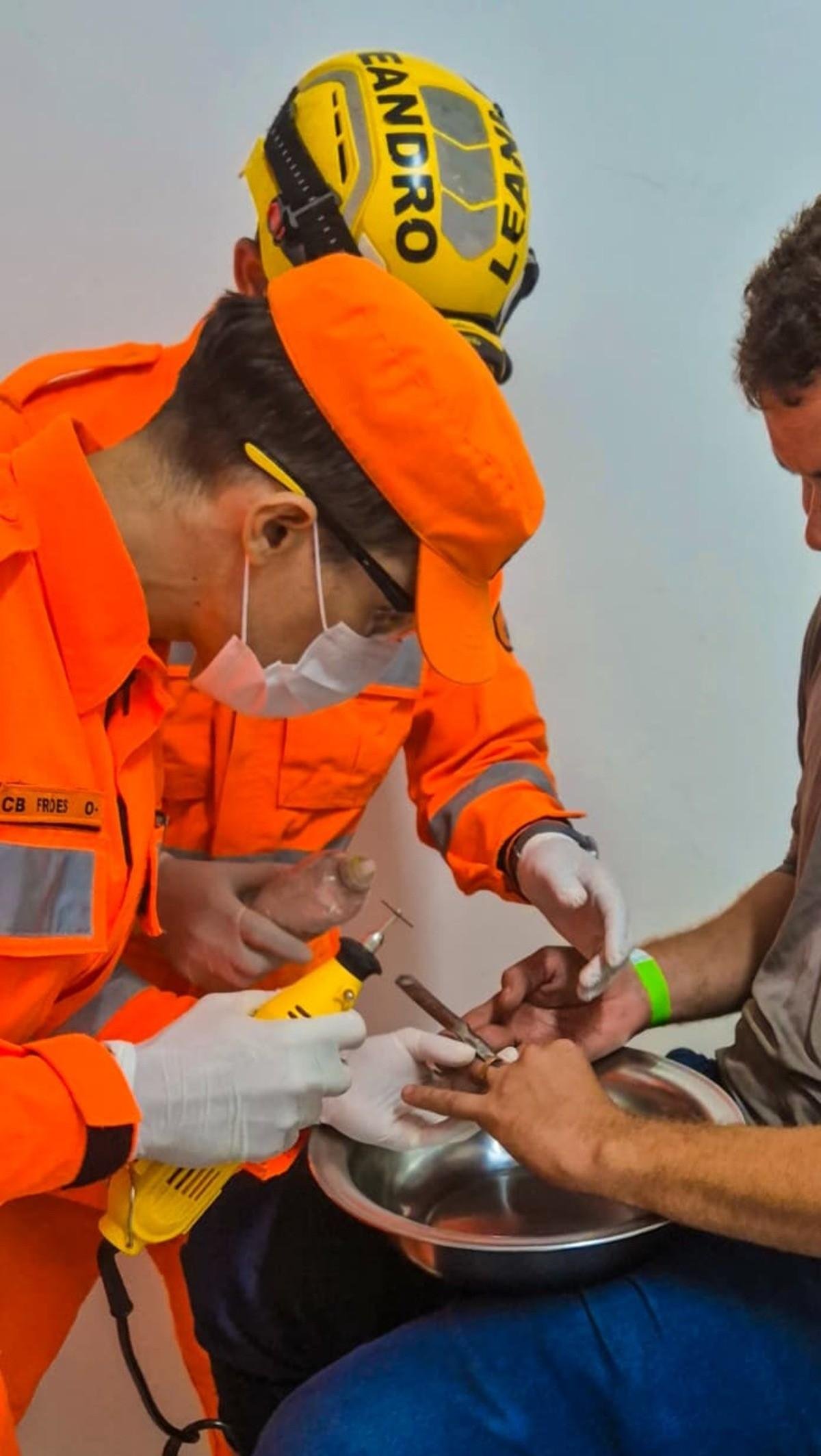 Bombeiros socorrem homem que ficou com aliança presa no dedo | G1