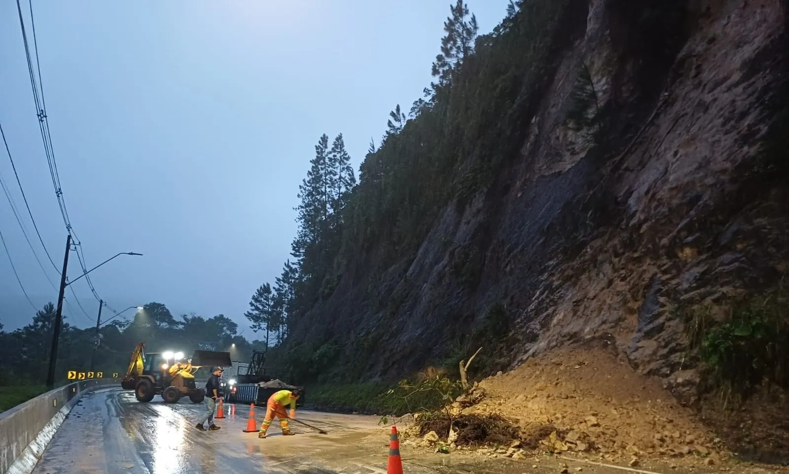 Deslizamento de terra interdita Serra Antiga da Tamoios no sentido litoral