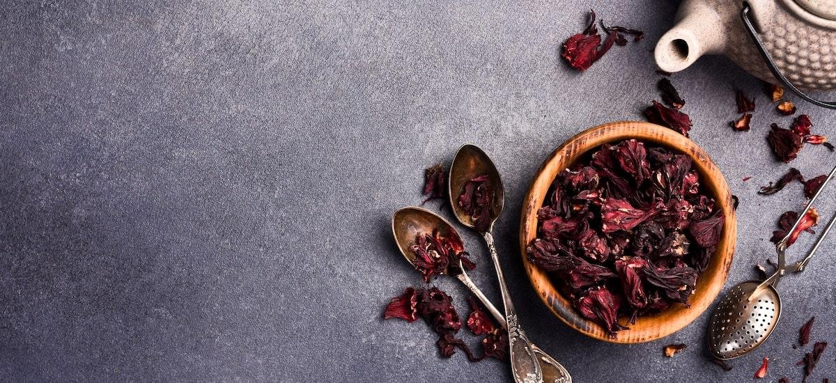 Use folha de hibisco para fazer chá; veja benefícios e como preparar