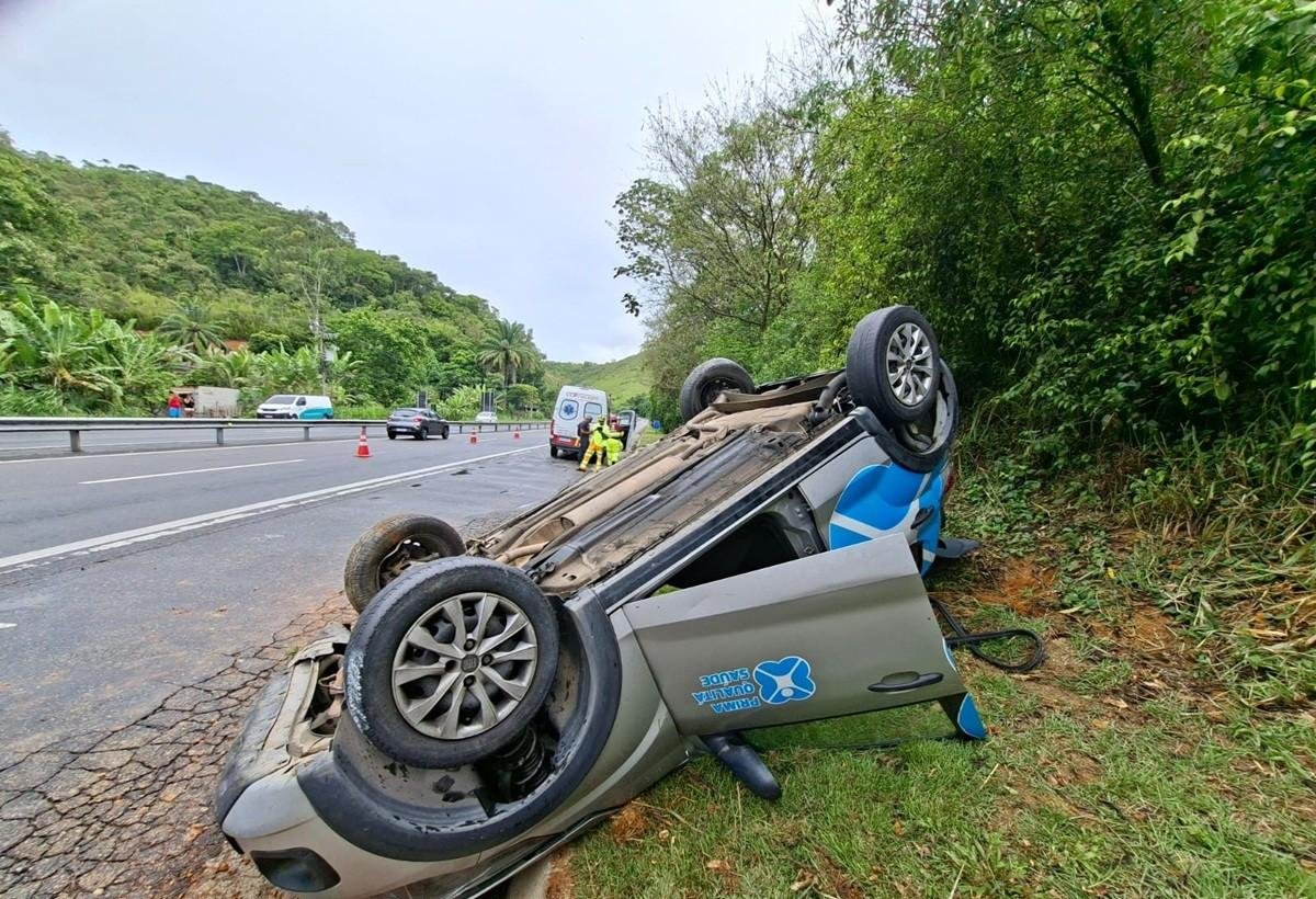 Carro do transporte de pacientes de Arraial do Cabo capota na estrada | G1
