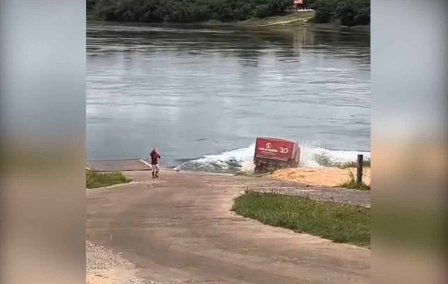 Carreta submersa no Rio Tocantins: resgate custará R$ 15 mil | G1