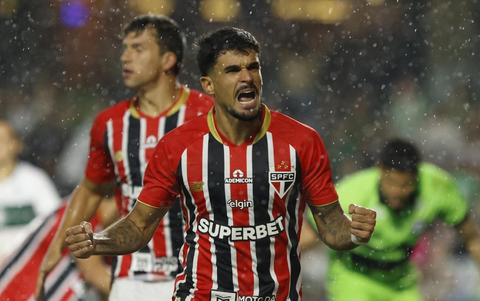 Brasileirão: fora de casa, São Paulo vence Coritiba e segue invicto