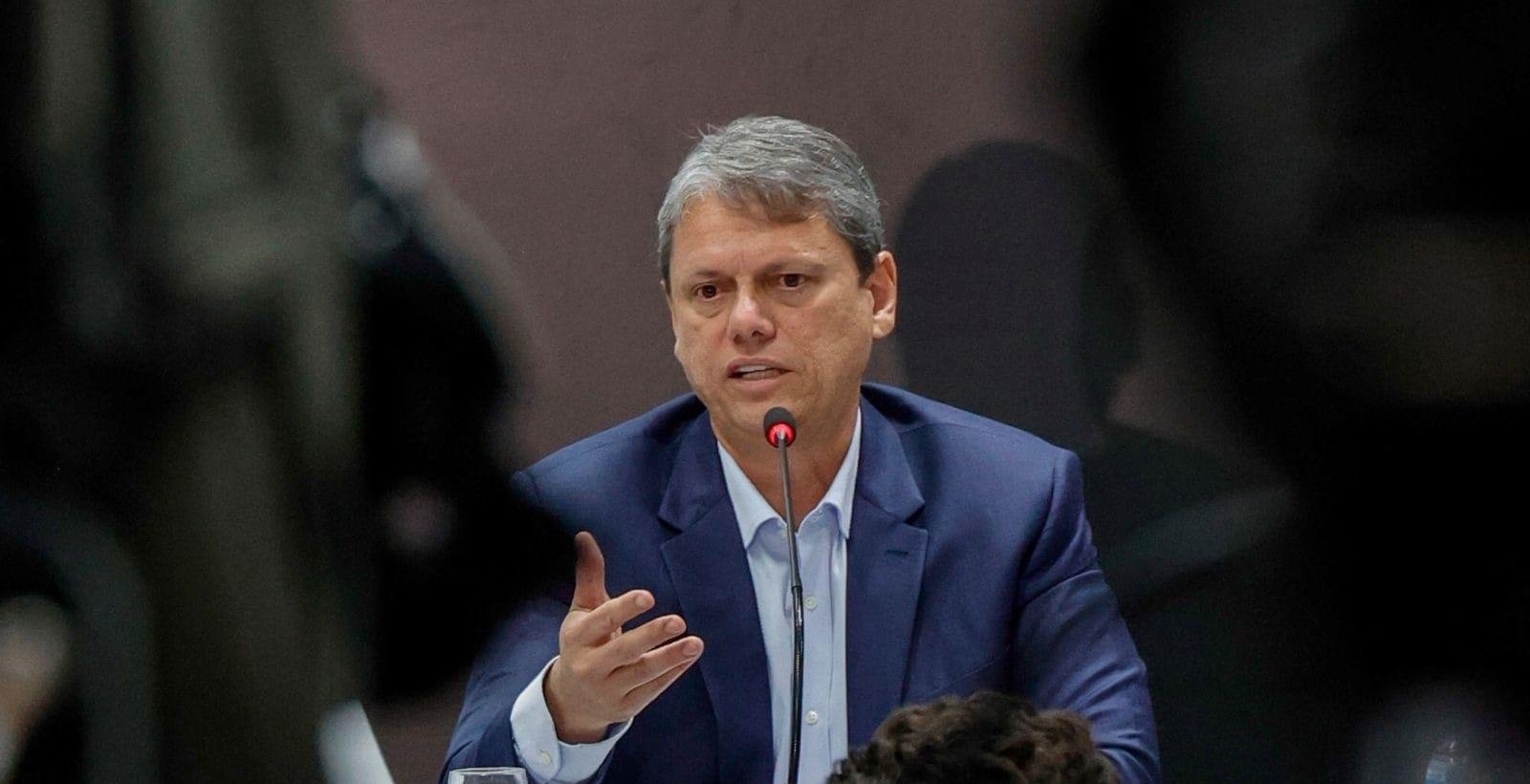 Tarcísio apoia candidatura de Flávio Bolsonaro: "Vai contar com a gente"
