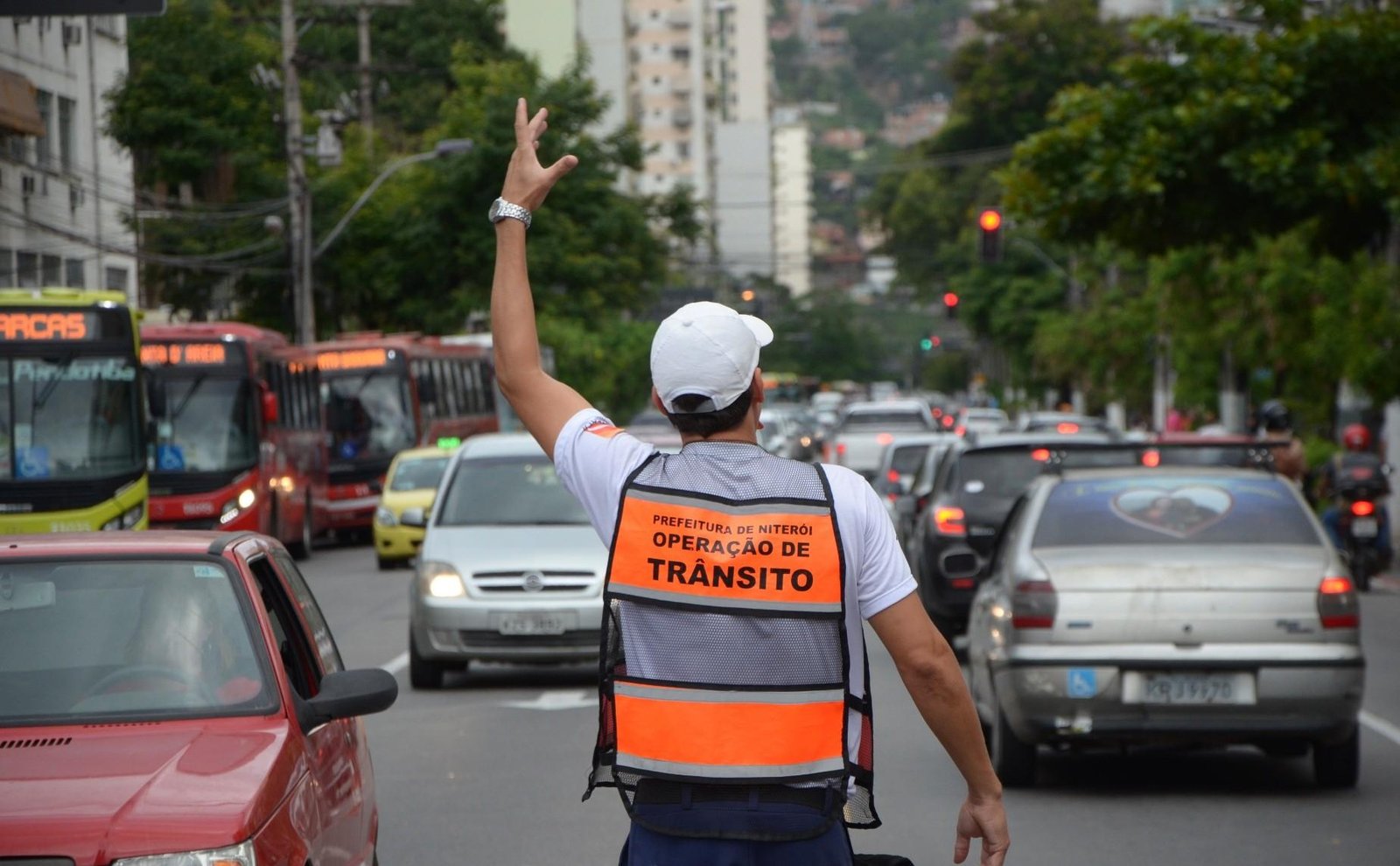 Vereador denuncia suposta irregularidade no uso de talonários e questiona milhares de multas aplicadas em Niterói