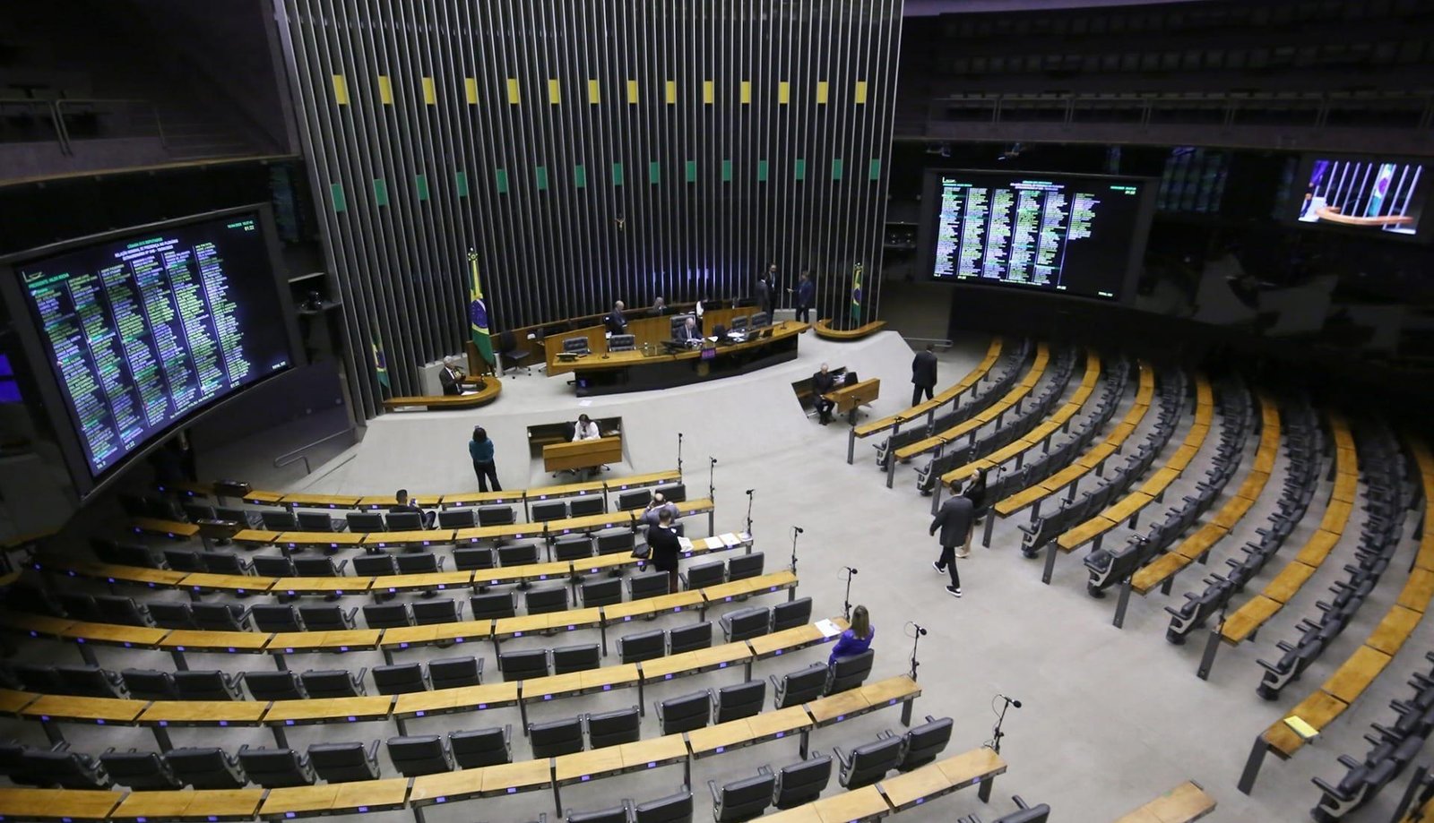 Câmara: reajuste 'fura-teto' pode elevar salários de servidores a R$ 77 mil