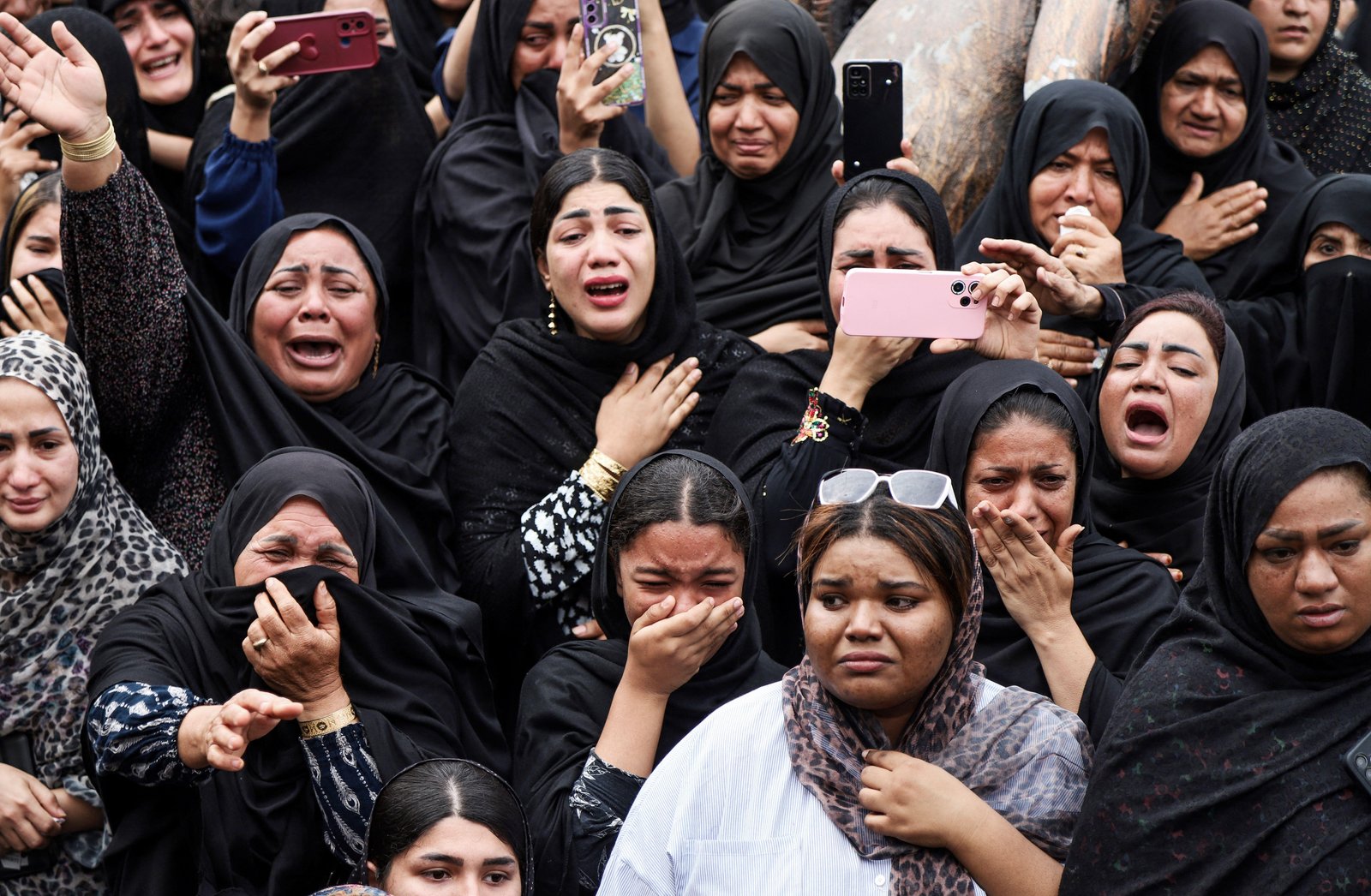 Multidão participa de funeral por crianças mortas em ataque a escola no Irã; ONU fala em possível crime de guerra